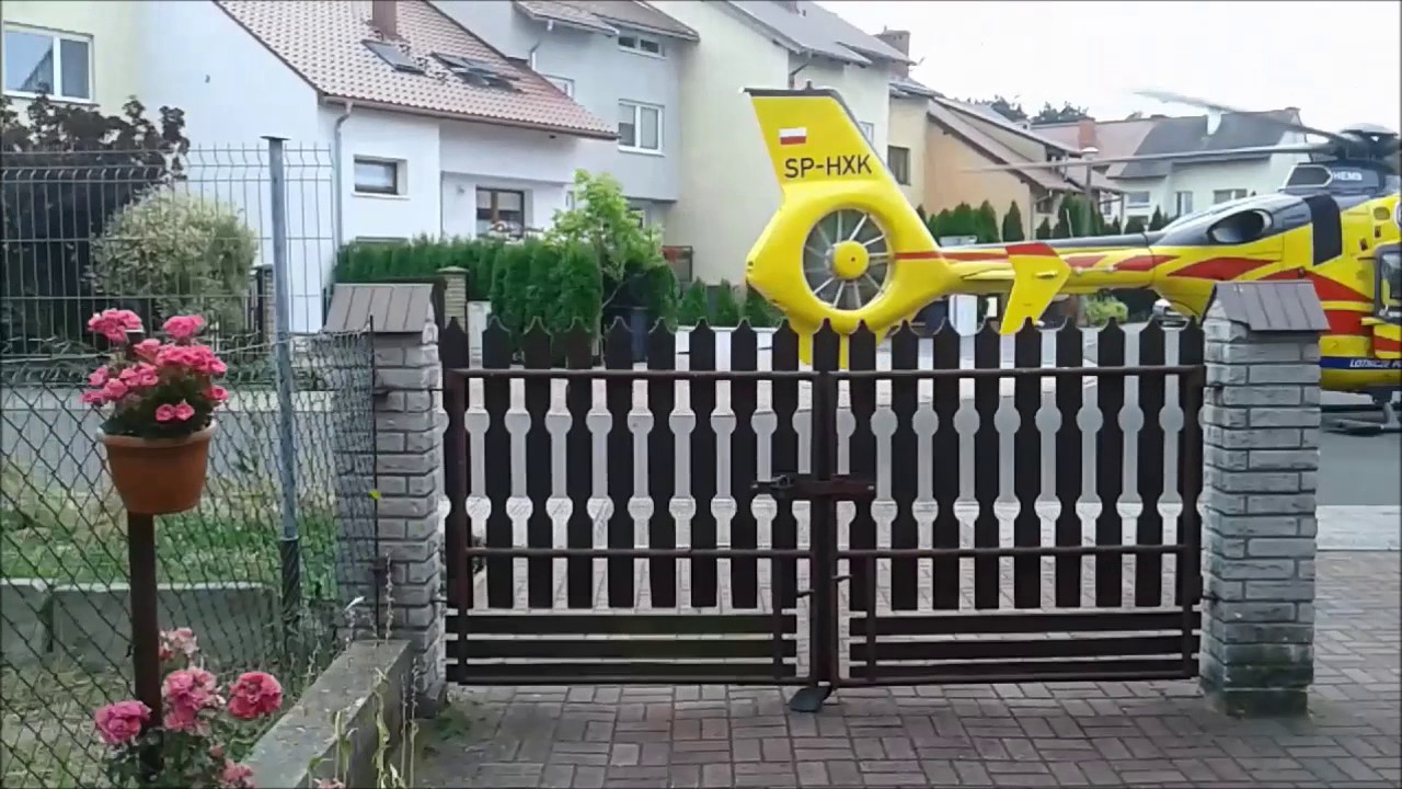 Śmigłowiec LPR ląduje na uliczce domków jednorodzinnych