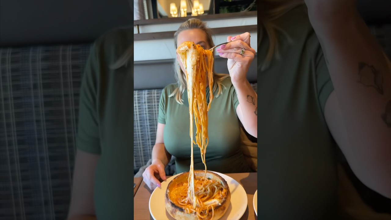 Czy już POŻARŁEŚ MISKI Z MAKARONEM I CHLEBEM w Italiano Bethpage na Long Island w Nowym Jorku?! 🍝...