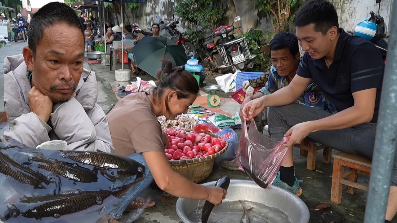 Bo Misses His Father Mạnh Deeply: Grandpa and Tuấn Sell Fish to Keep the Family Going