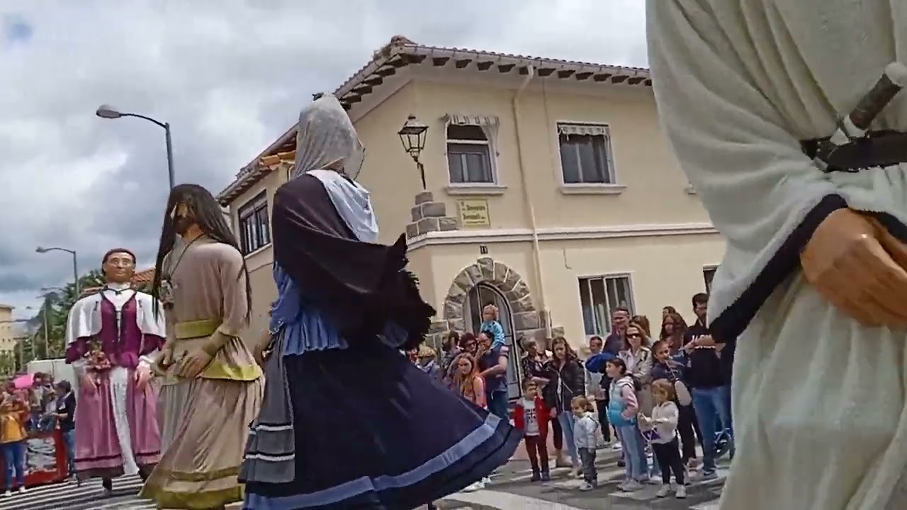Vals de los gigantes de la Txantrea en sus fiestas ~ 30/04/2023