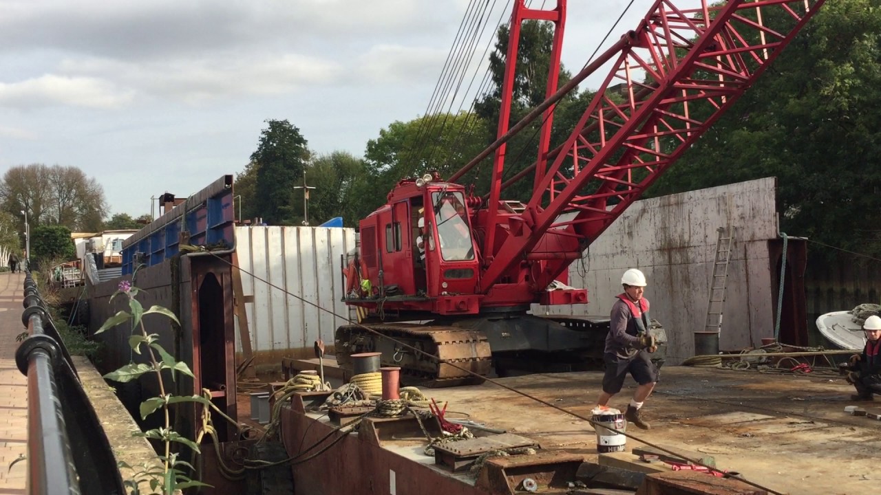 MSO Marine Crane from Pontoon to Barge...