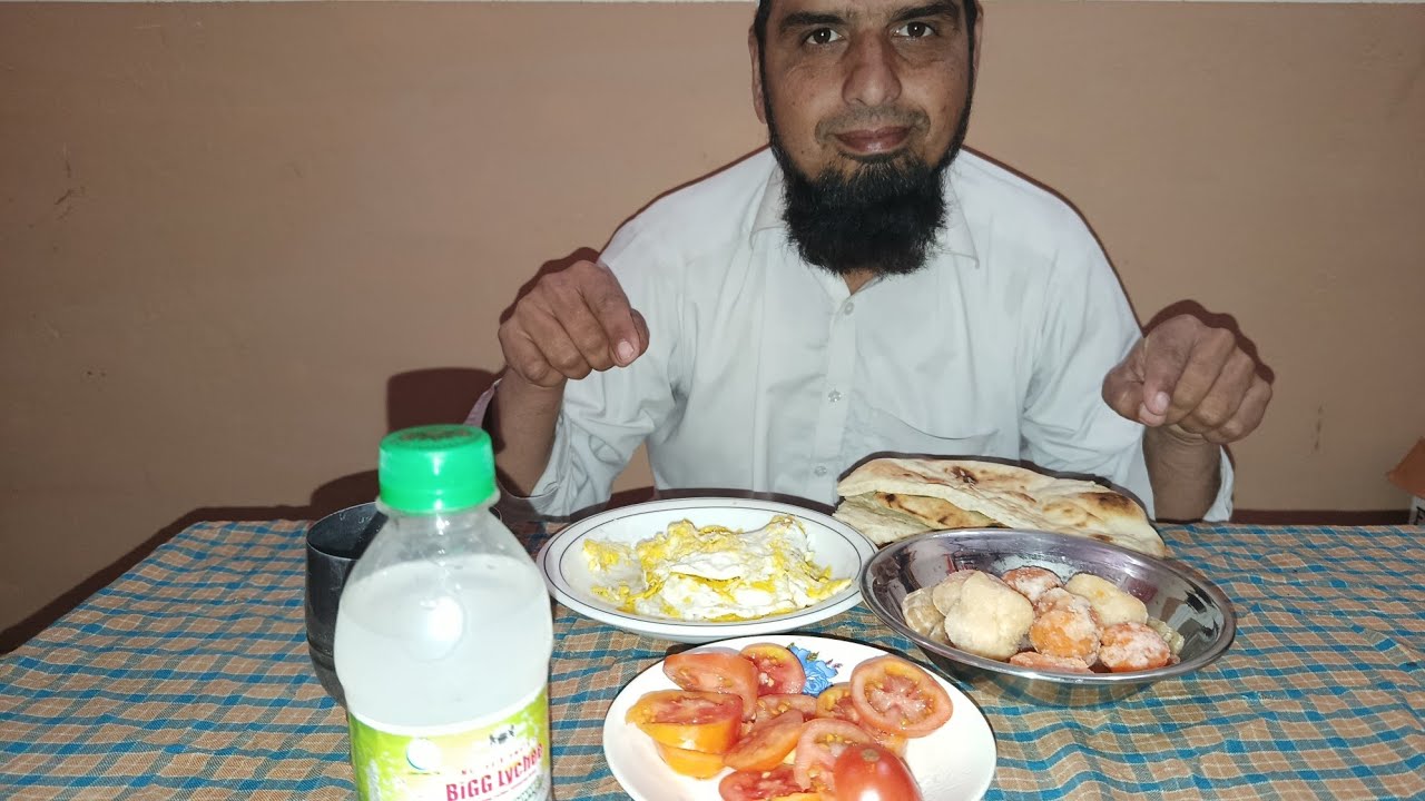 Al Hafiz simple eating is live! فرائی انڈے کول ڈرنک مٹھائی اور سلاد نان روٹی کے ساتھ