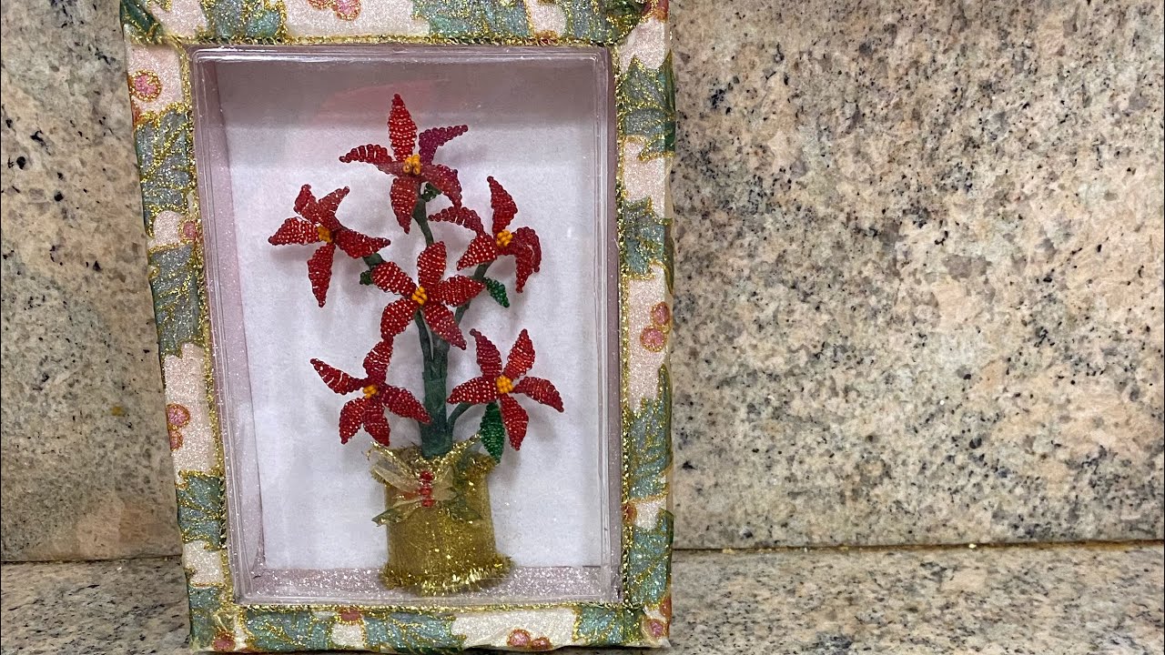 Flores de Nochebuena hechas con chaquira