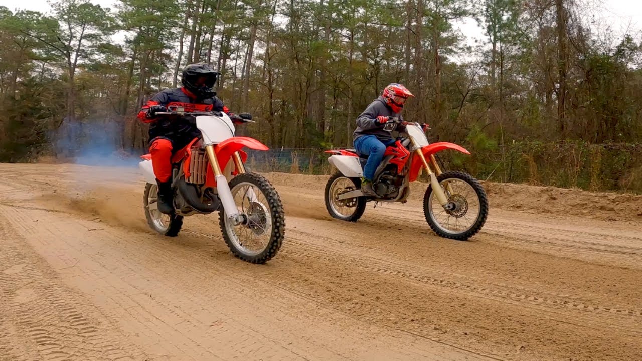 Стандартный CR125R против стандартного CRF250R — 2-тактный против 4-тактного