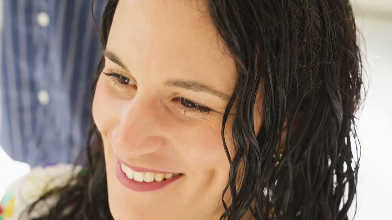 Lucie apprend à redéfinir ses boucles au naturel
