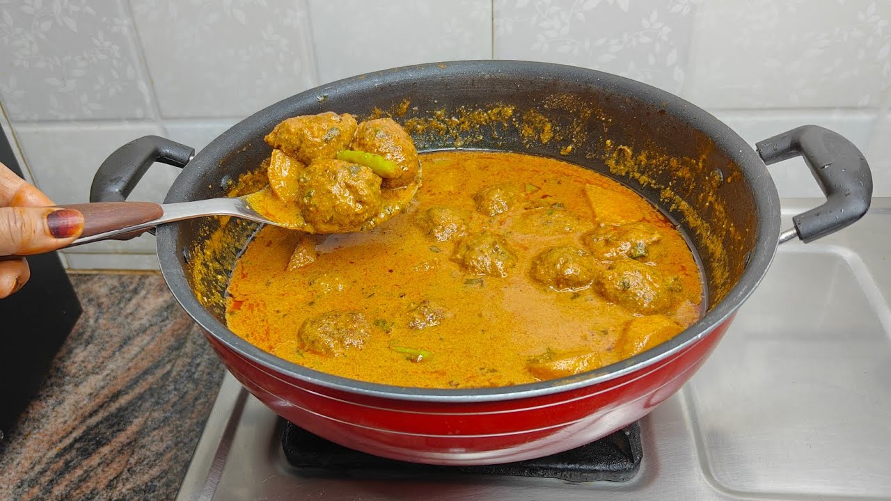 Kofte ka Korma || Hyderabadi Style Aloo Aur Kofte ka Korma Recipe By Farhana Cooking 