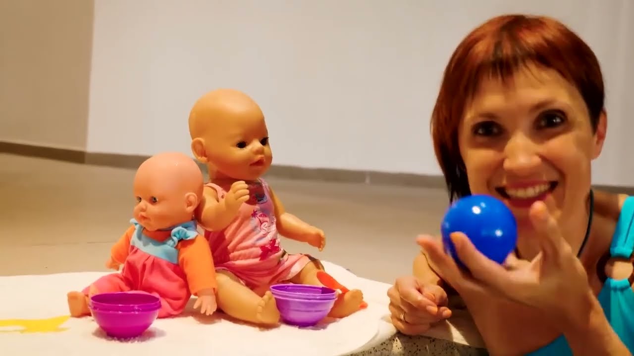 Baby Bianca ja yst&auml;v&auml;t pit&auml;v&auml;t hauskaa altaassa ja lasten keskuksessa! Lasten leikkej&auml; leluilla