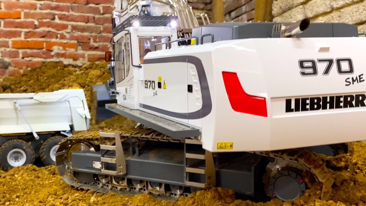 LIKE THE REAL THING I RC TRUCK ACTION with BIG LIEBHERR 970 I First time at the construction-site