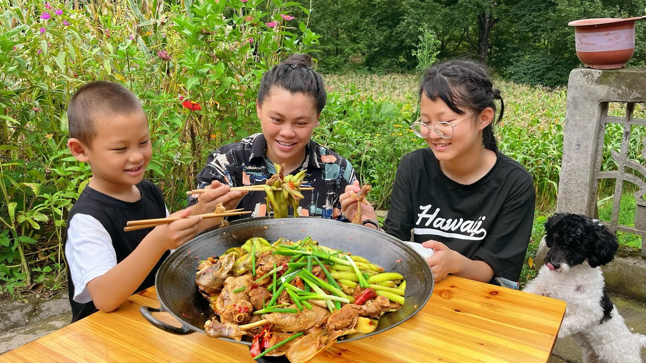 Delicious Wild Vegetable Stewed Duck 今天下小雨了，歐妹做個廣菜燉肥鴨，一大鍋又香又辣三人吃到飽