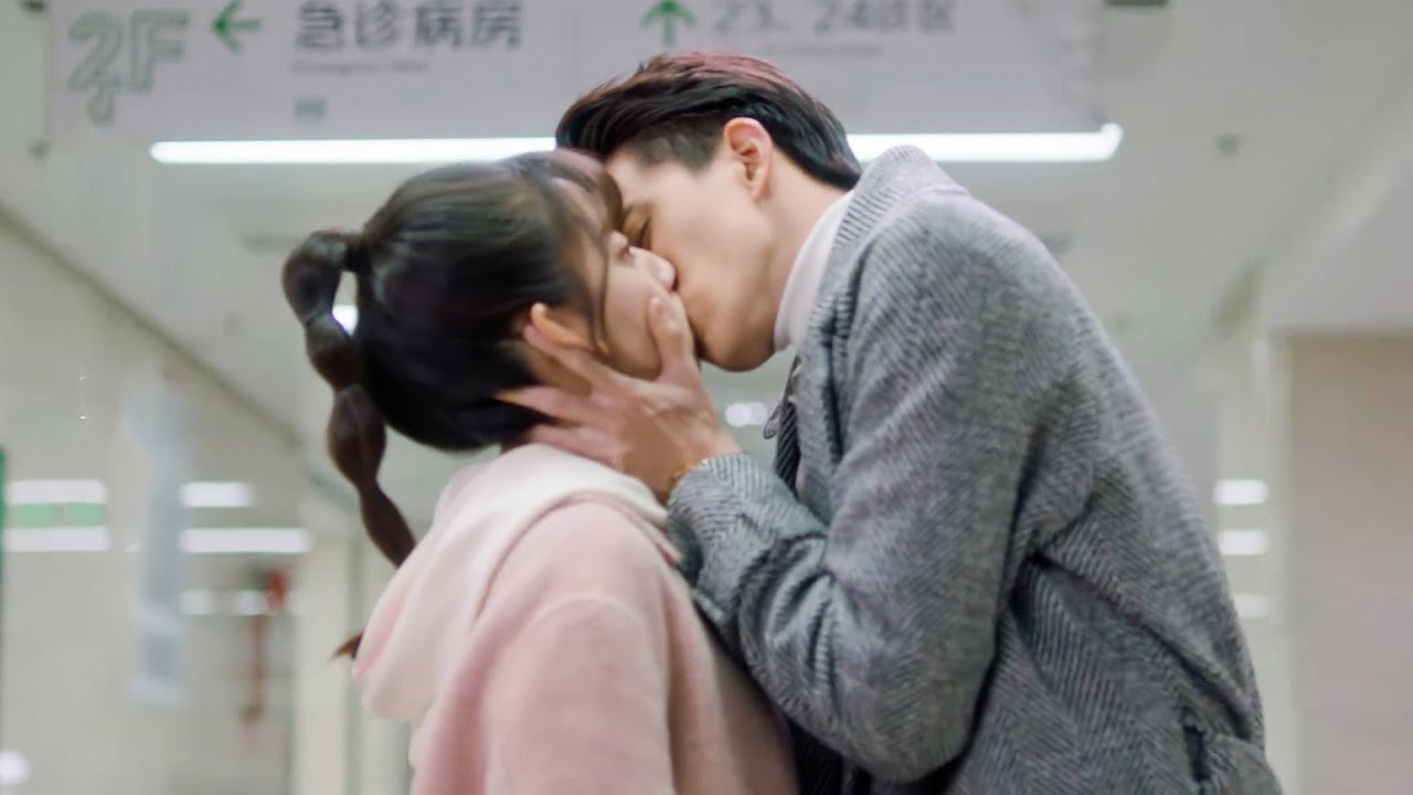 ซินเดอเรลล่าคิดว่าซีอีโอประสบอุบัติเหตุทางรถยนต์จึงร้องไห้ แต่ซีอีโออยู่ข้างหลังเธอ กำลังจูบเธอ!