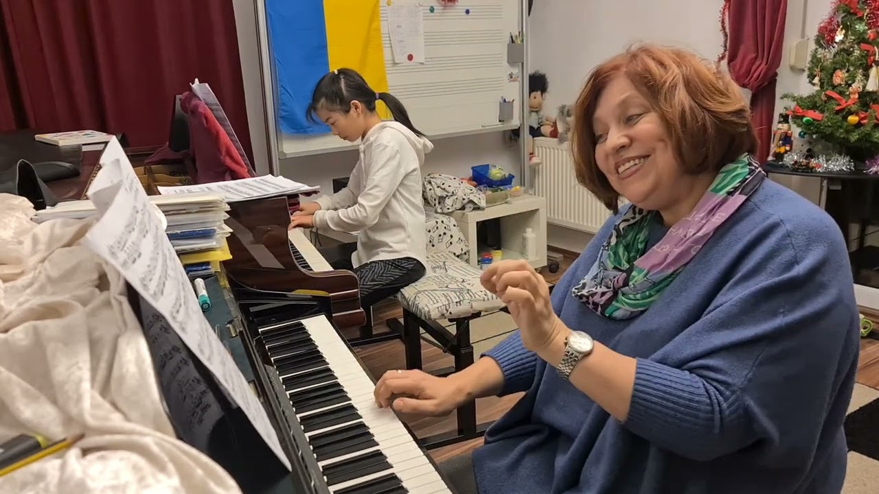 Sonata G Dur Nr.12 Hob XVI:27 by J. Haydn/ lesson with ex-  Hello Piano student Leonie (10 y.o.)