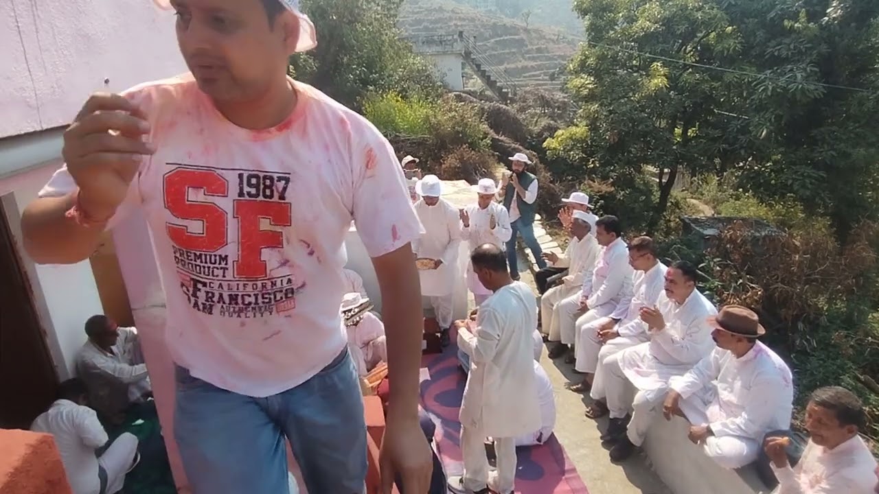 श्री उमेश चंद्र काण्डपाल जी के घर मैं होली।