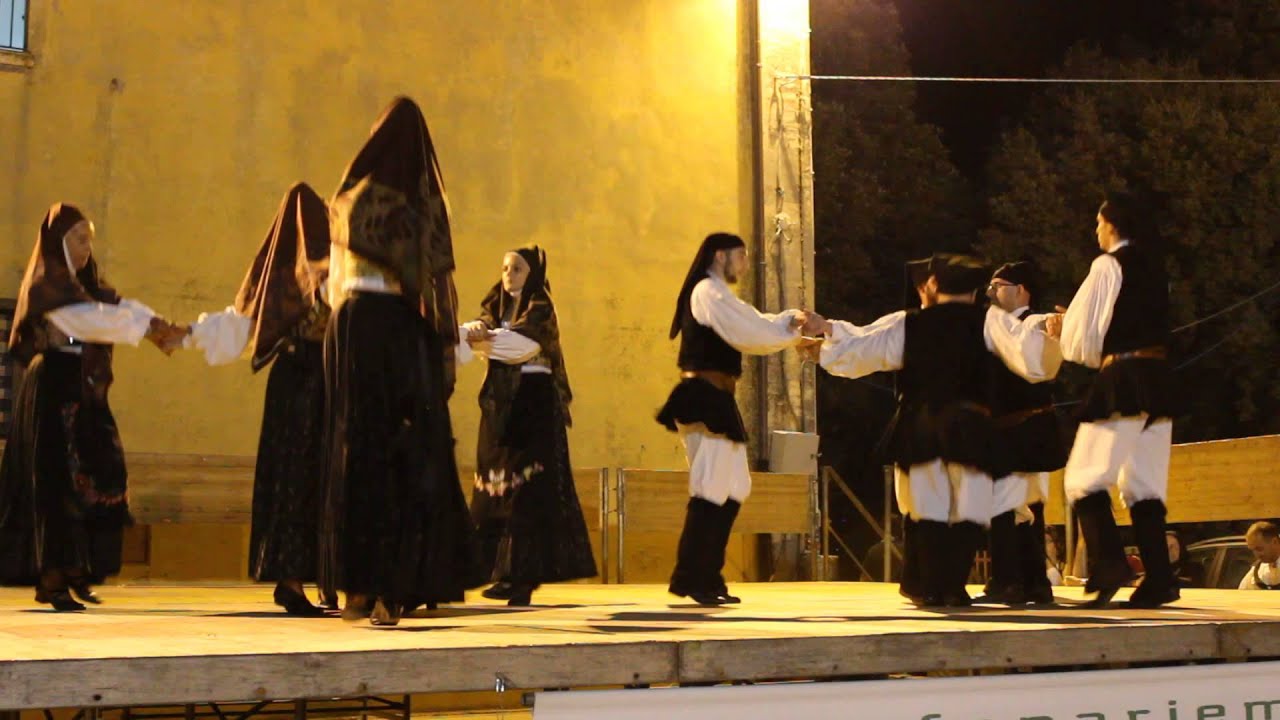 MVI 0591. Gruppo Folk di Nuragus 04.08.2015... Genoni...