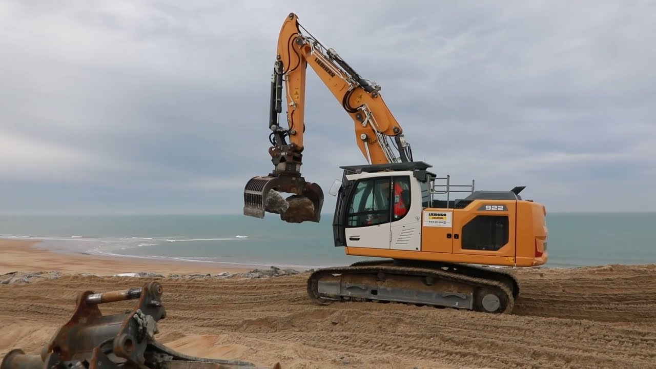 Capbreton: réenrochement et remise à niveau des épis de la plage du Santocha .