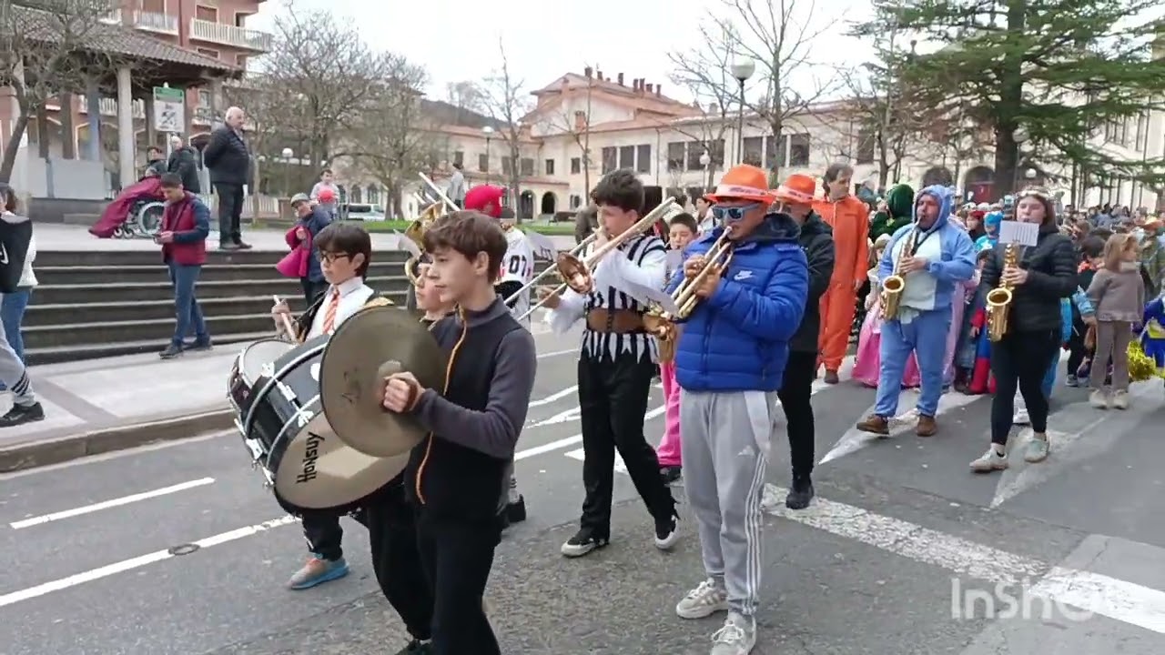Doinua musika eskolako fanfarrearen inauteri kalejira