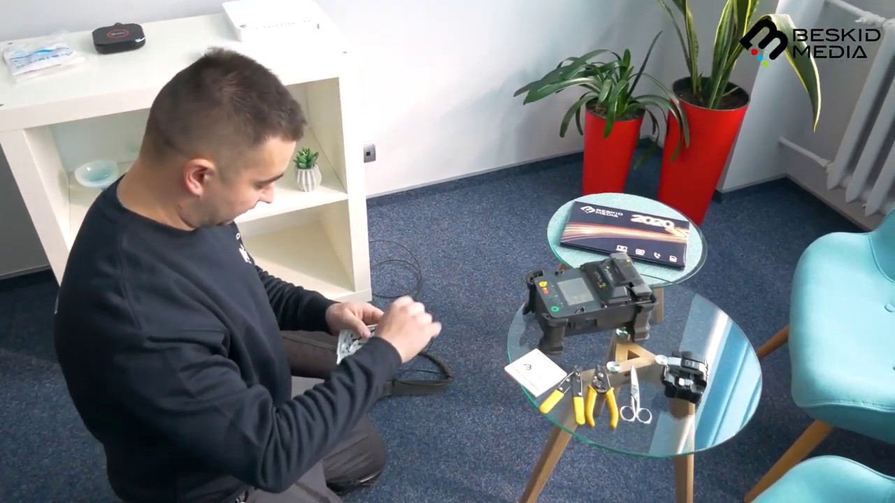 Instalacja Internetu i telewizji światłowodowej w domu abonenta Beskid Media.