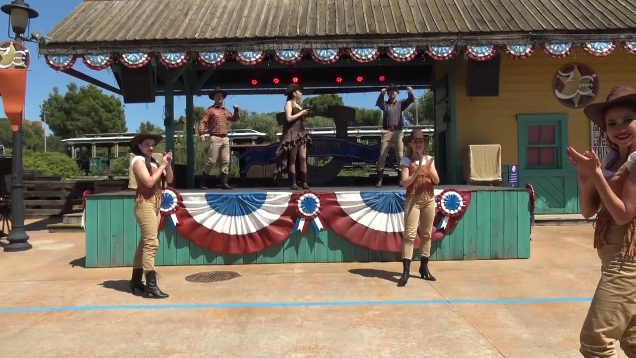 Animación de calle saloon Port aventura verano 2025