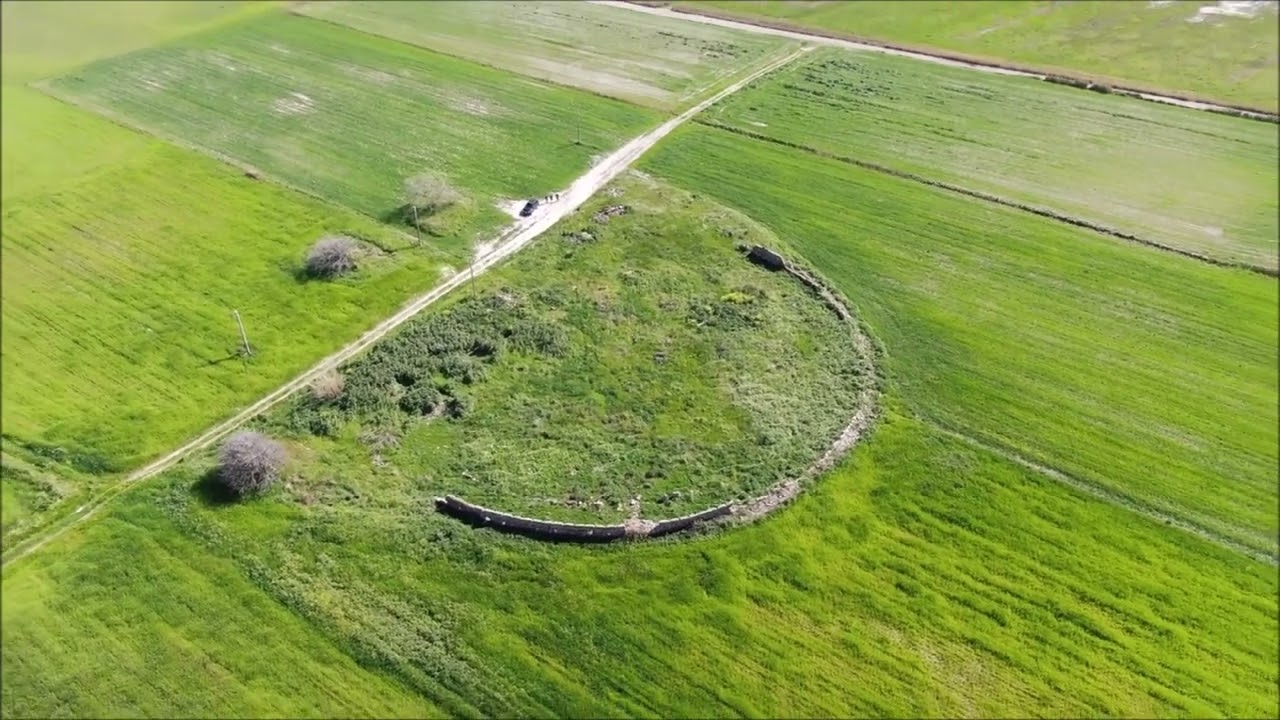 SIBARI - SCOPERTA IN UN TERRENO AGRICOLO UN'ENIGMATICA STRUTTURA A EMICICLO