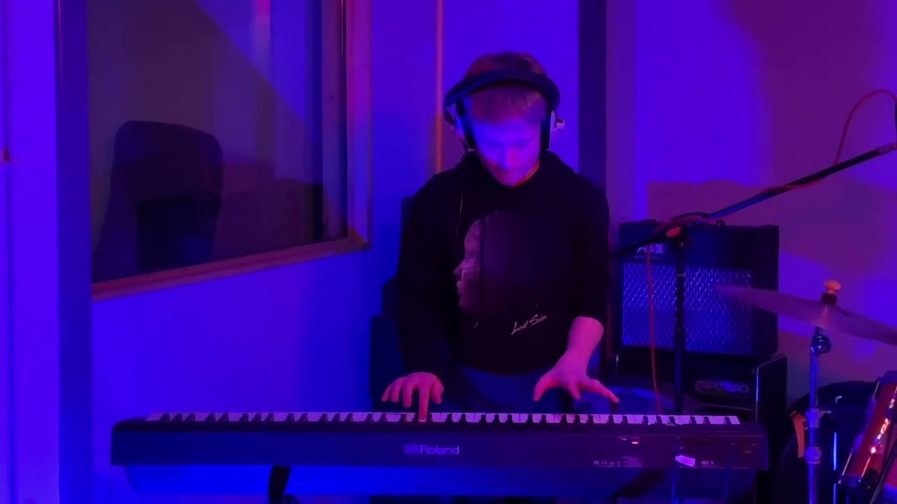 How to attract a crowd in 4 minutes - Piano Dance Mix - Studio version.