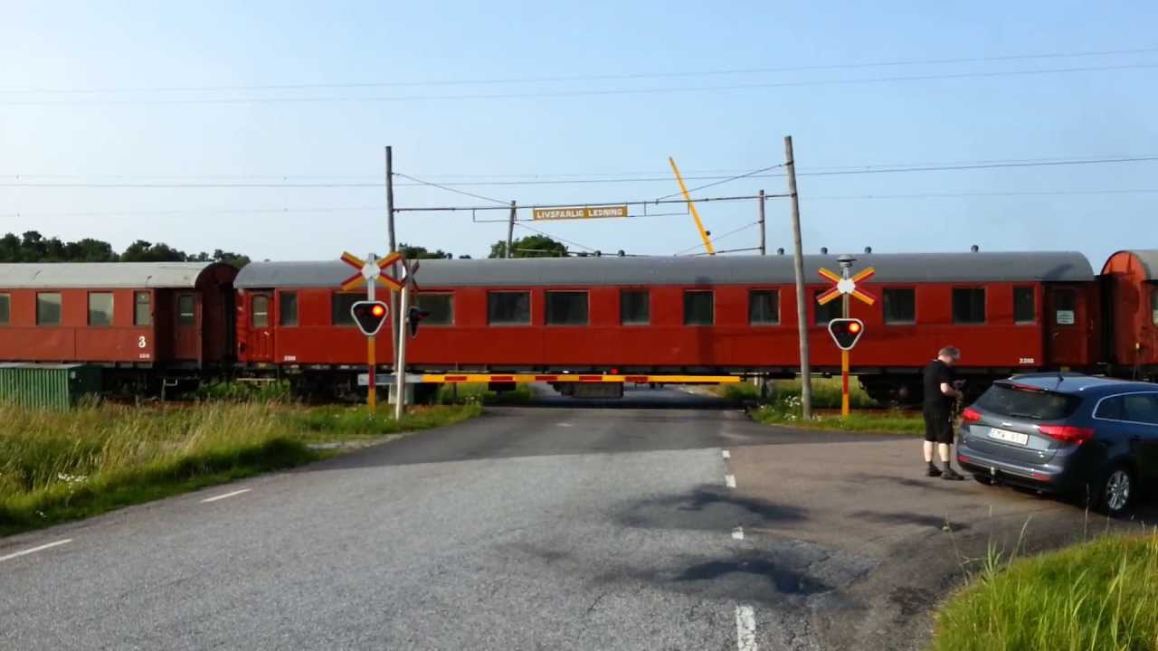 Lysekilsbanan 100 år. Bj`s på Lysekilsbanan. Vägskydd gåseberg delvis ur funktion.
