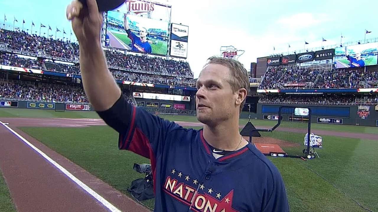 Morneau receives standing ovation in Minnesota