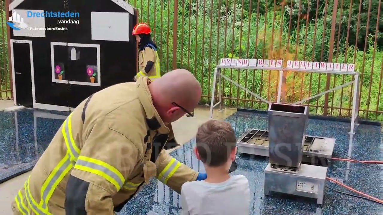 Open dag brandweer Papendrecht groot succes, Er was zelfs een robothond