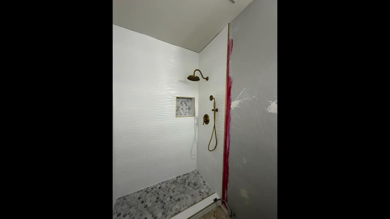 Acompáñame a remodelar el baño de mi mamá.