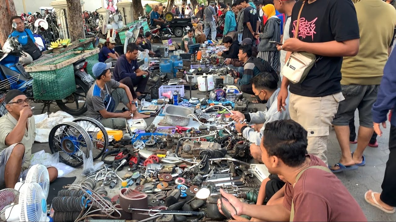 pasar klitikan Notoharjo Solo di hari Minggu