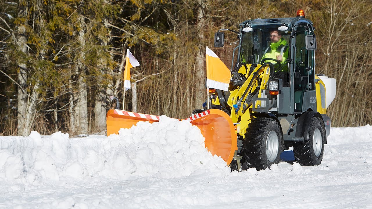 Wheel loader WL32 with snow blade | Wacker Neuson