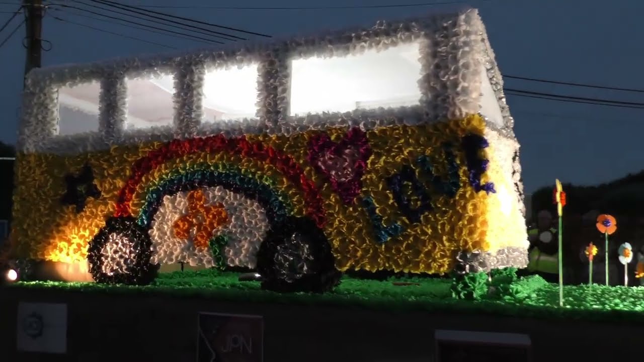 Film du Corso fleuri Ohey 2024. Des milliers de roses en papier confectionnées à la main.