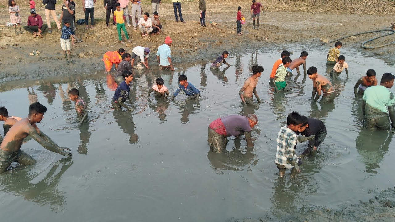 इतनी भीड़ लोग पानी में क्या कर रहे हैं 🥹🥹।।