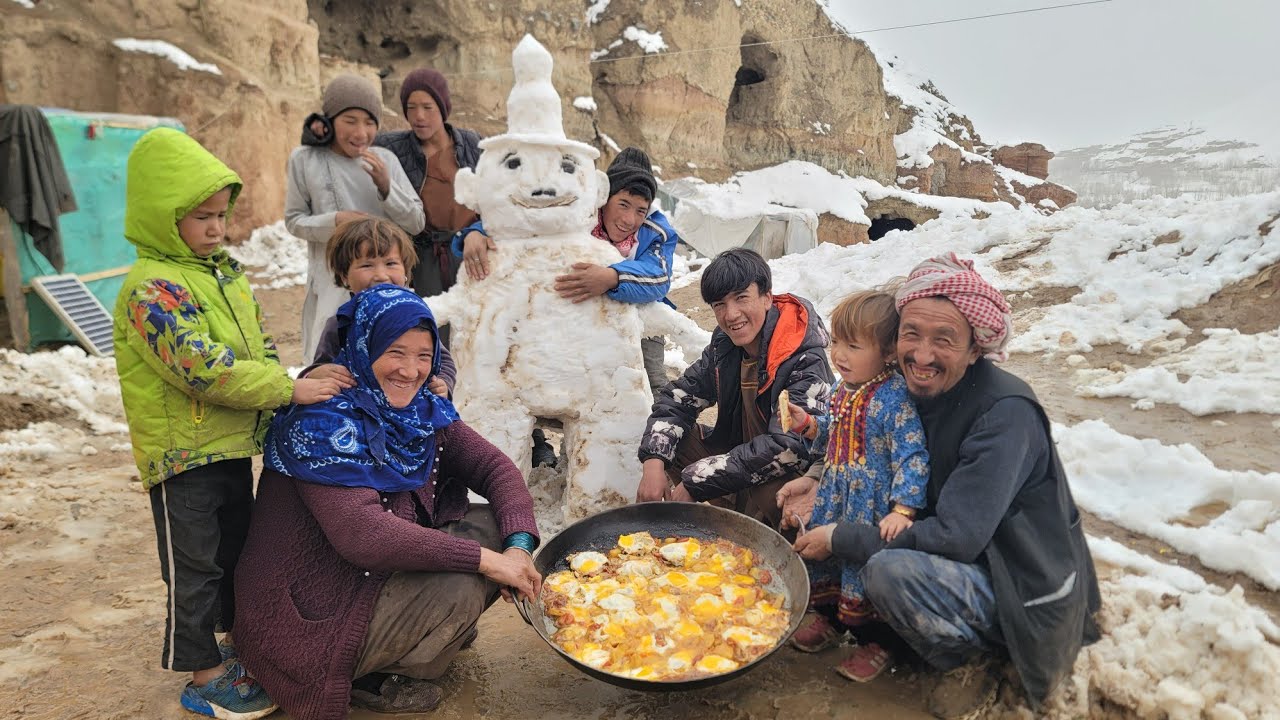 Primitive Life: A 12-Member Cave Family Cooking Eggs and Chicken in Ancient Style