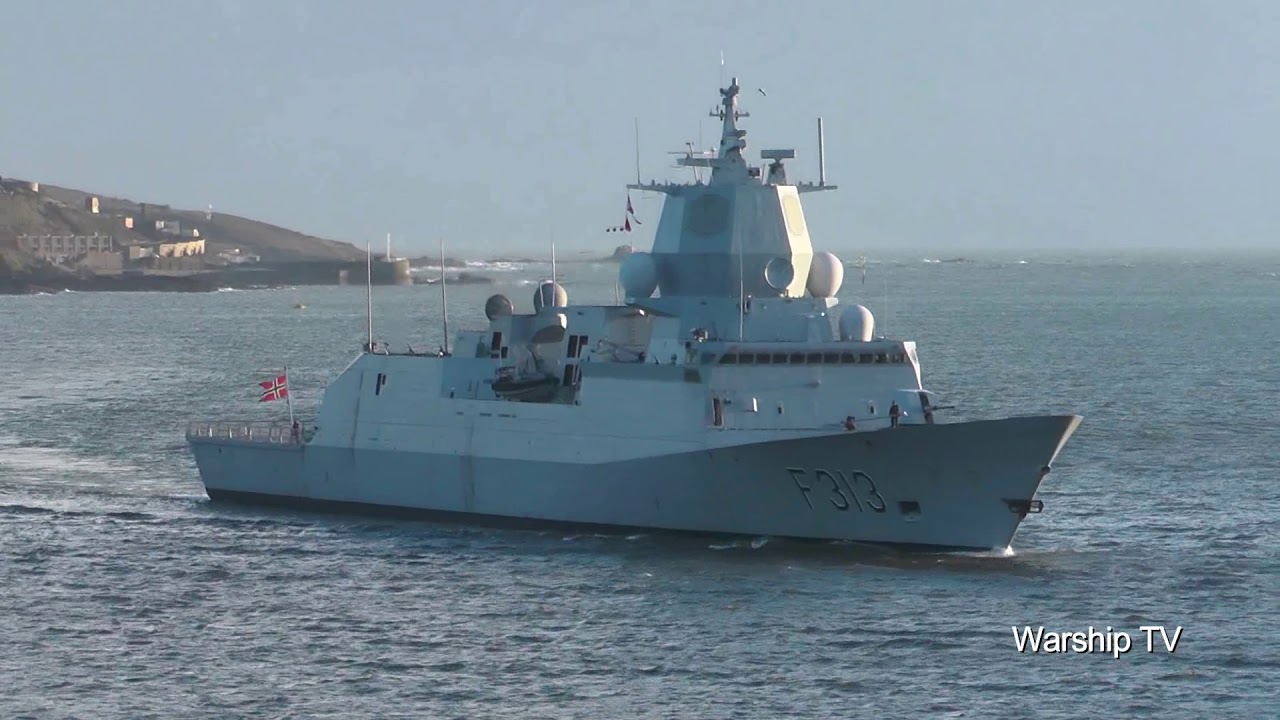 ROYAL NORWEGIAN NAVY HNoMS HELGE INGSTAD F313 ENTERS DEVONPORT AT PLYMOUTH HOE - 25th Jan 2018