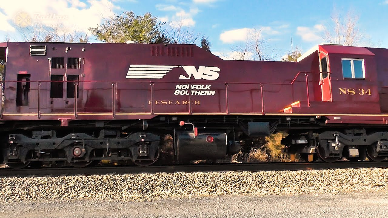 КРУПНЫЙ ПЛАН с поездом NS Research Geometry Train «The Brick» от Norfolk Southern