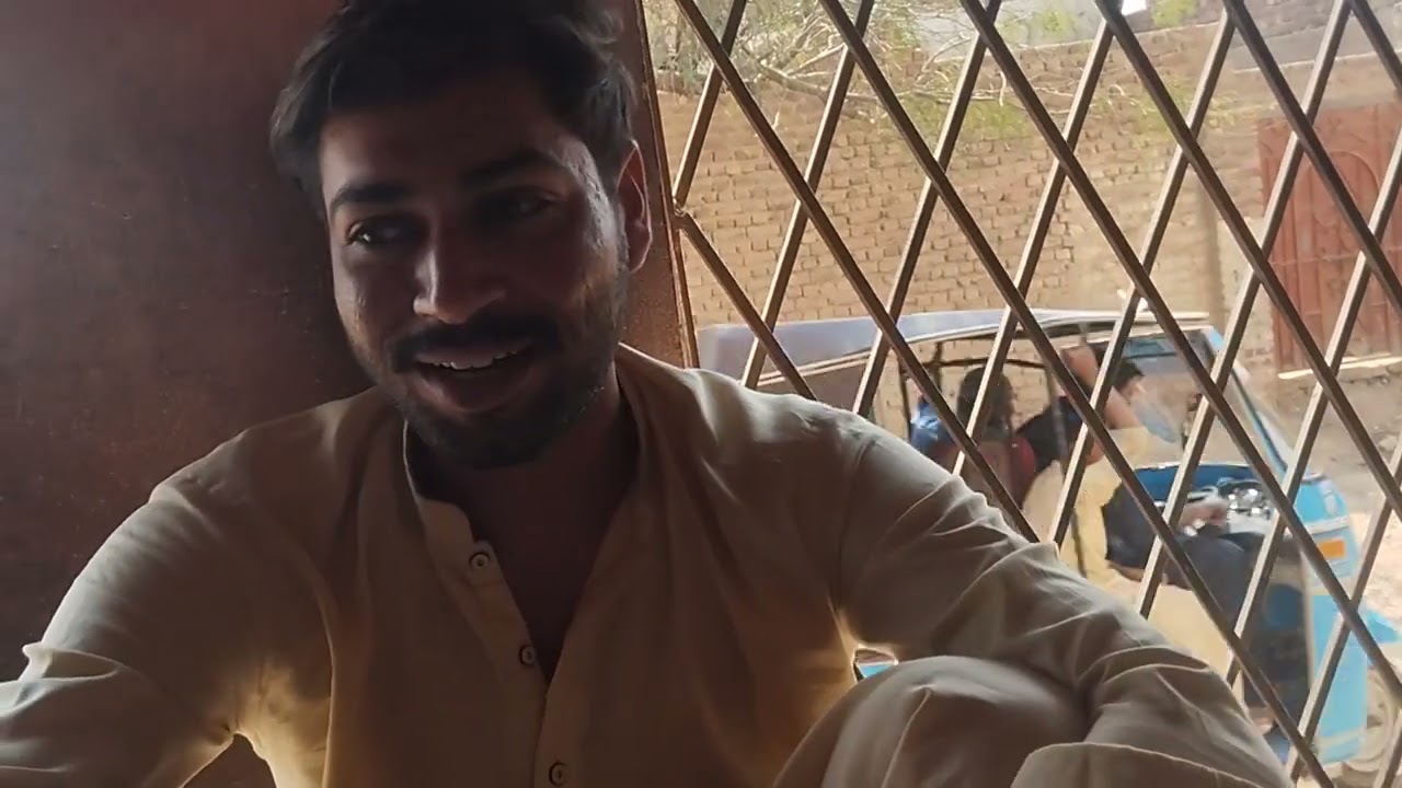 Yaar yah bahut mehnati ladka hai iski ek chhoti si shop hai bahut mehnat karta hai Allah isko aa