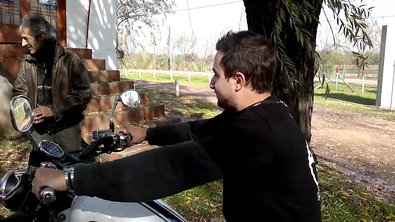 Buda testeando la Jawa Daytona