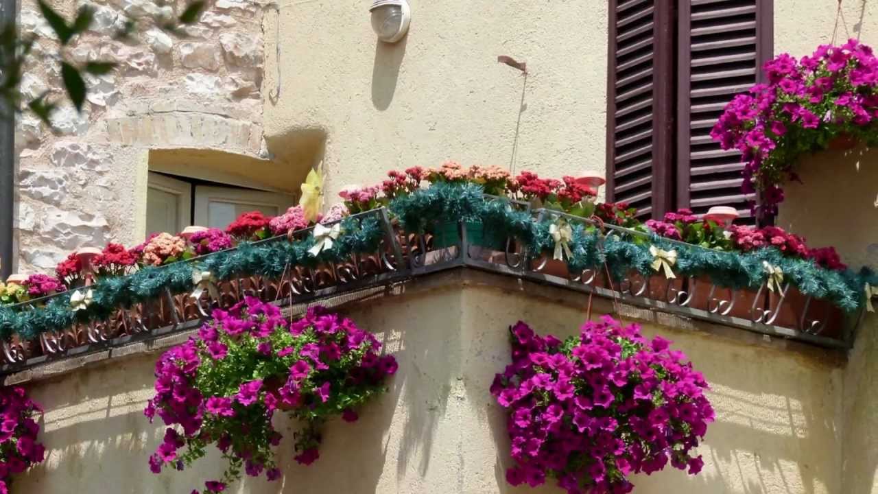 UMBRIA - SPELLO Finestre Balconi Vicoli fioriti  [full HD]