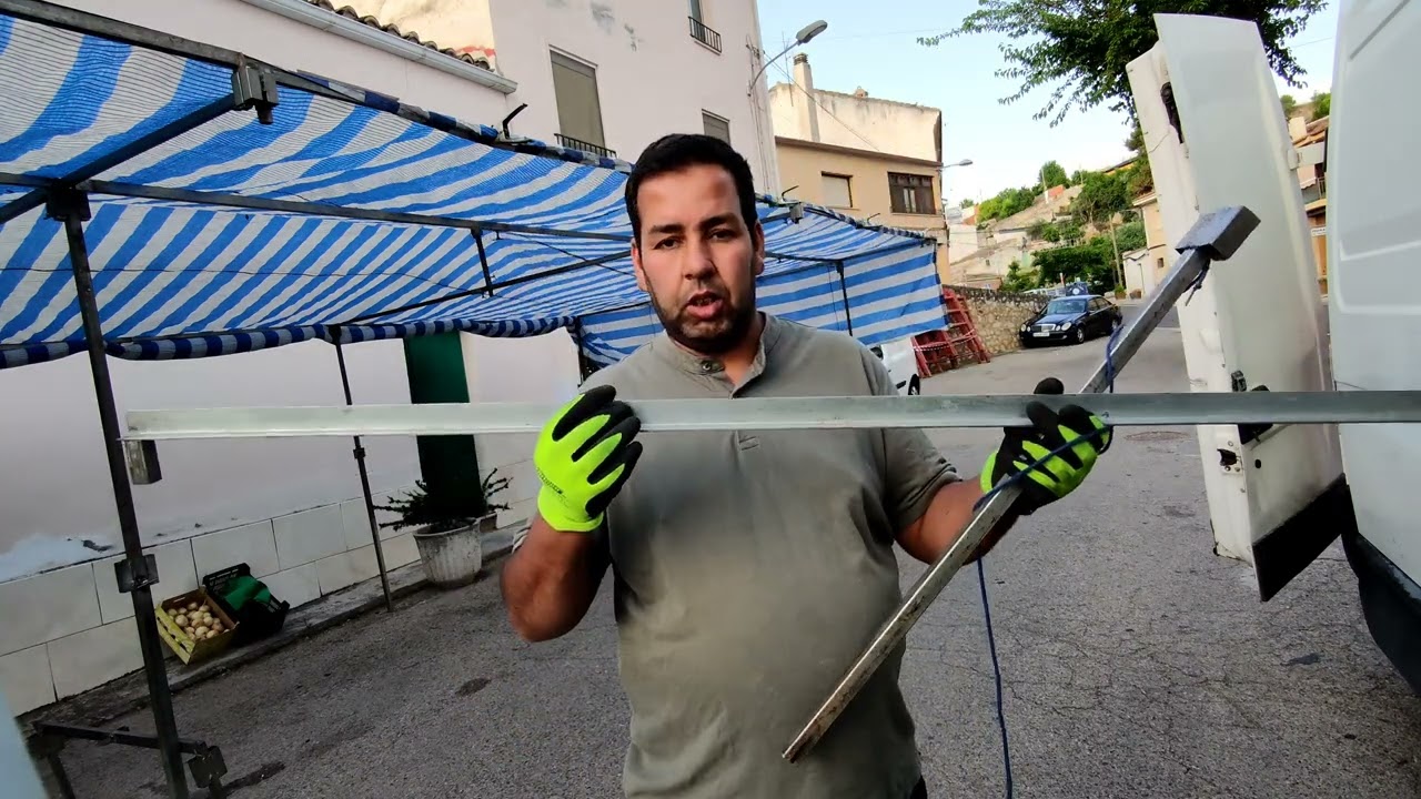 سوق العين الثلاثاء وتشاهذون سيارة أنا لم أفهم كيف سقطت من الحافة