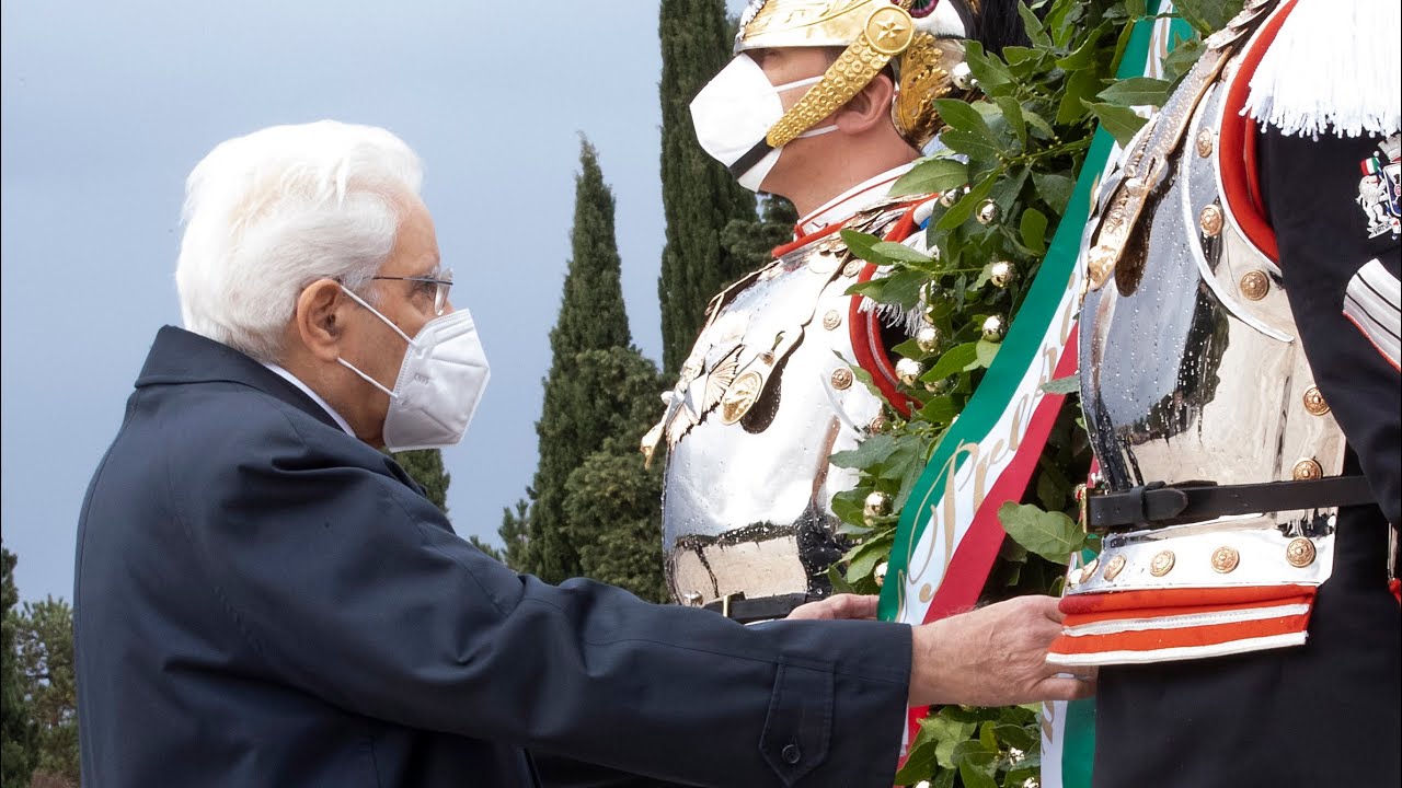 Mattarella depone una corona d’alloro al cimitero degli Eroi di Aquileia e a Redipuglia