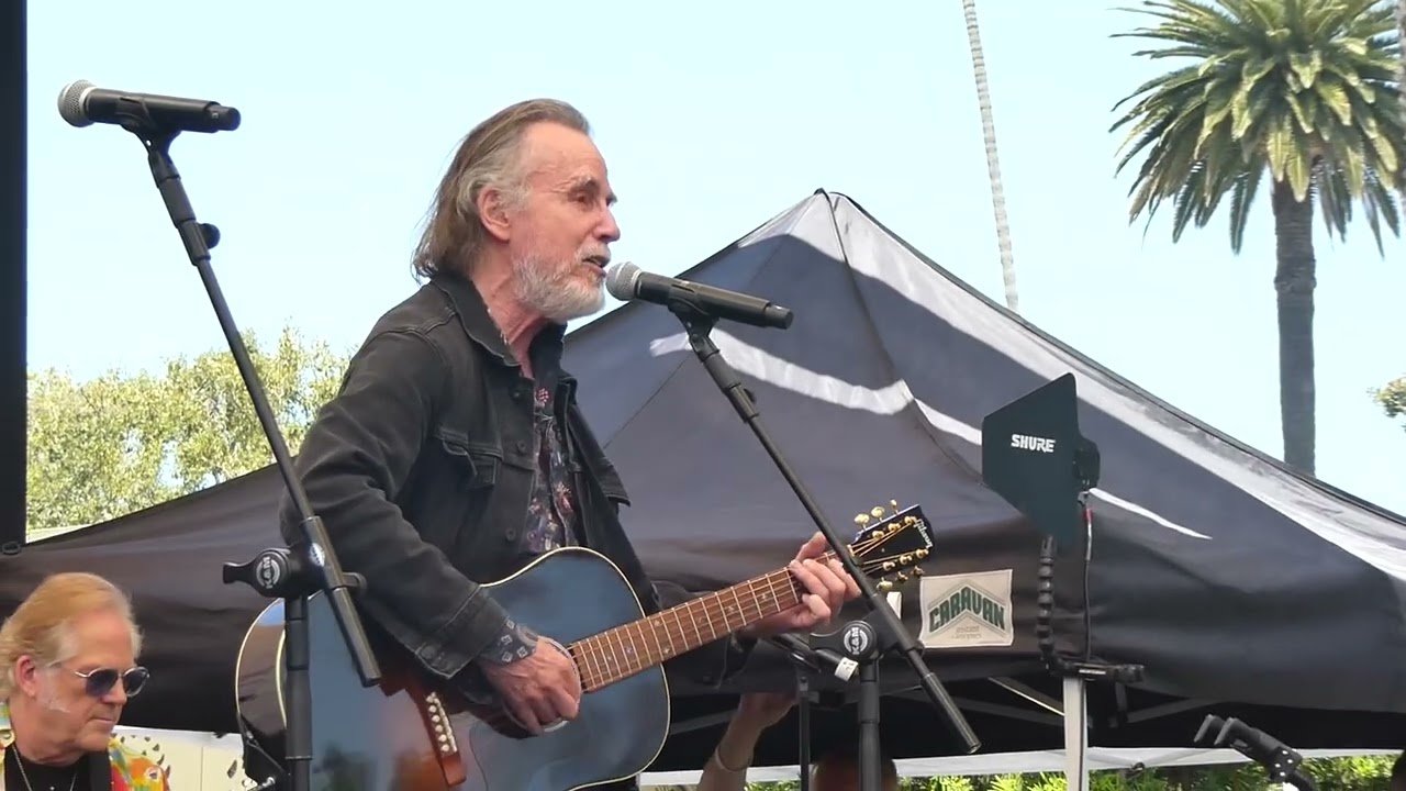 Jackson Browne, Lucius, Molly Tuttle and Sam Phillips sing “Act Naturally” for Ringo Starr