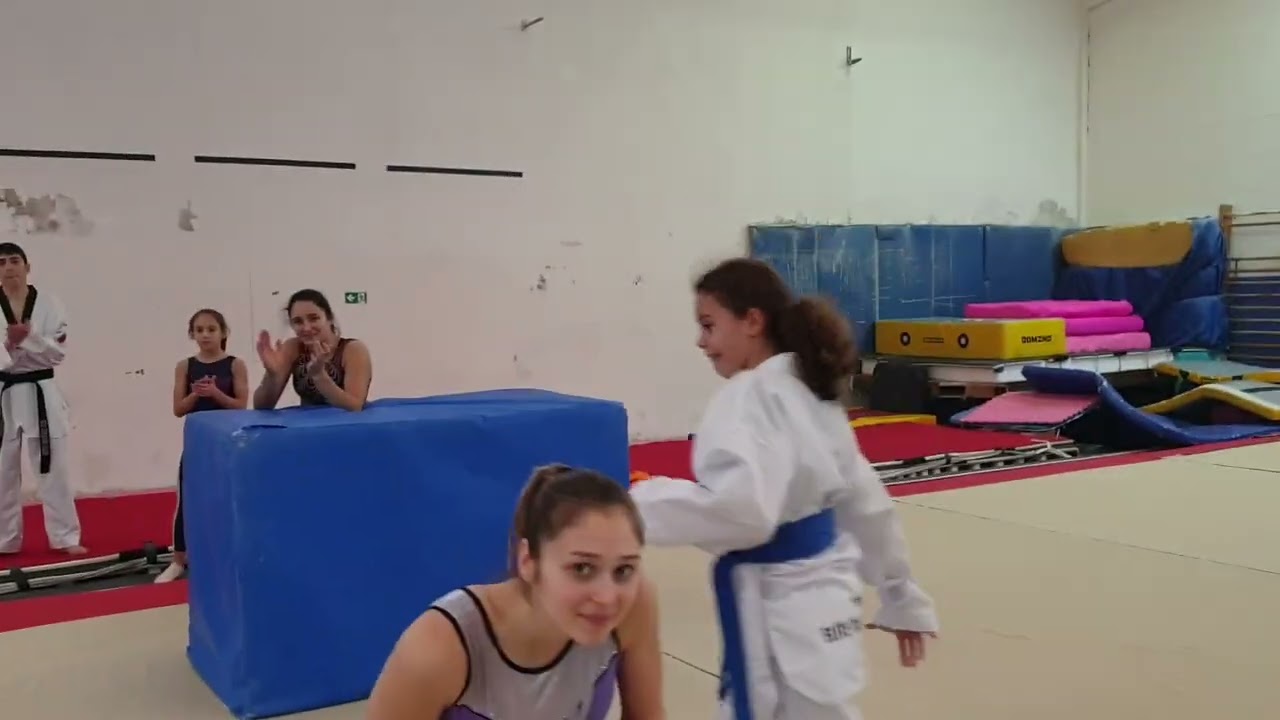 GLI ATLETI DI TAEKWONDO PROVANO IL SALTO INDIETRO!! ginnastica artistica CSB