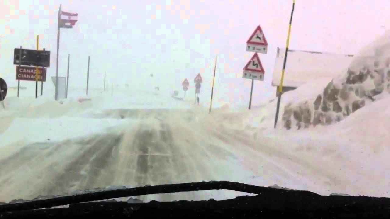 VW T5 California 2.0 BiTDI 4motion im Schnee auf dem Sellapass