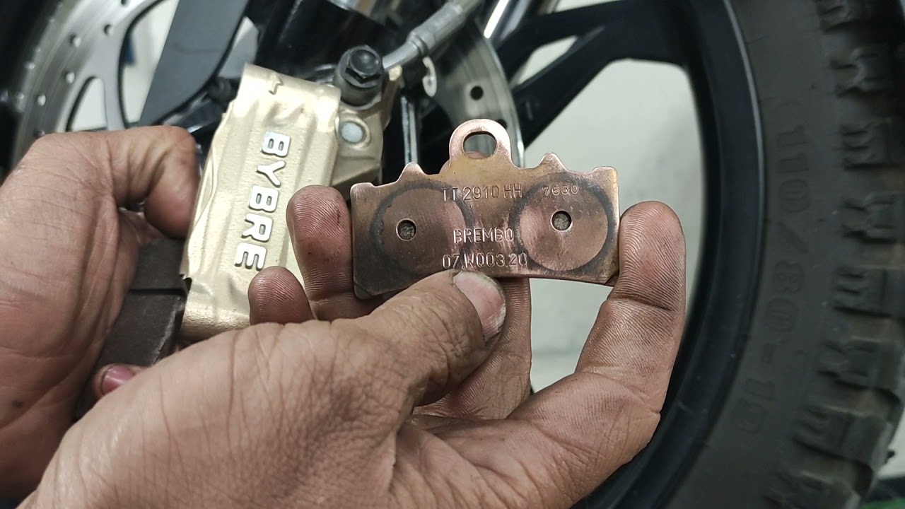 Mantenimiento de freno delantero, marca BY BRE, de una BMW GS 310...