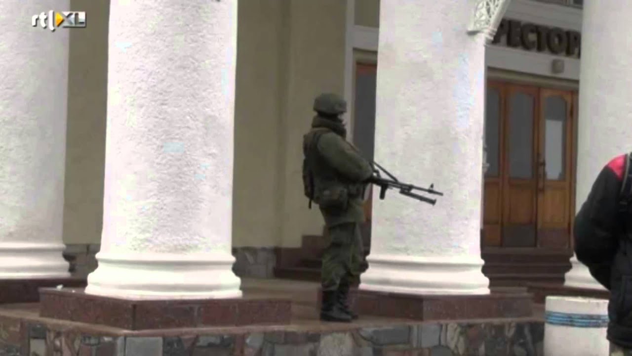 Soldaten nemen vliegvelden op de Krim over