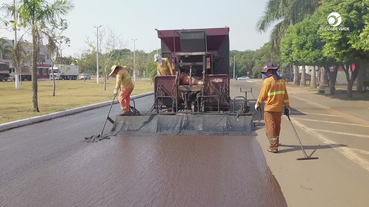 Departamento de viação e obras terminando os trabalhos de lama asfáltica nas ruas e avenidas