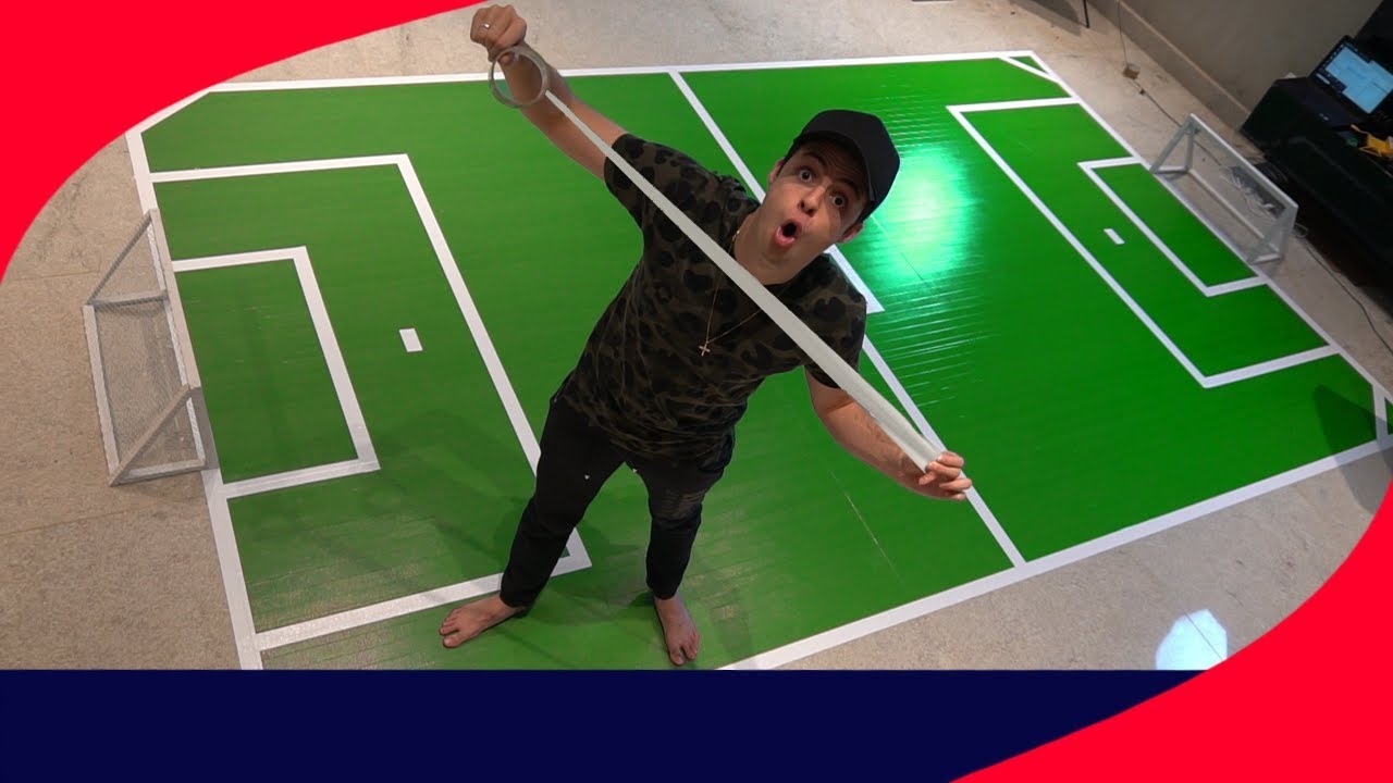 TROLLEI MINHA MÃE CONSTRUINDO UM CAMPO DE FUTEBOL DE SILVER TAPE NA SALA DELA!