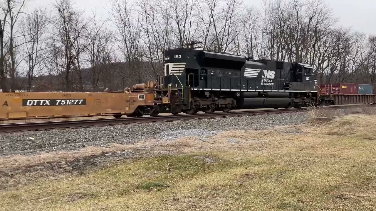 East bound ns unit 7567 intermodal train in robesonia 