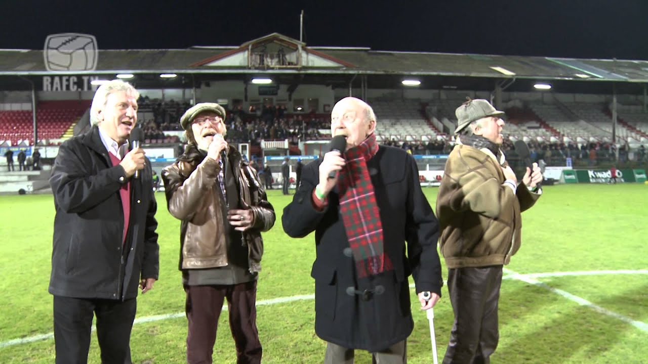 11-01-2014 De Strangers zingen Antwaerpe live in het Bosuilstadion