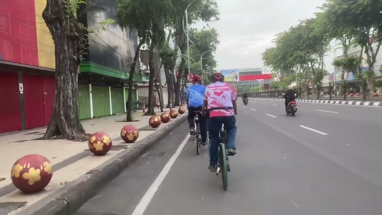 Bersepeda: Kya-Kya ke Taman Pelangi