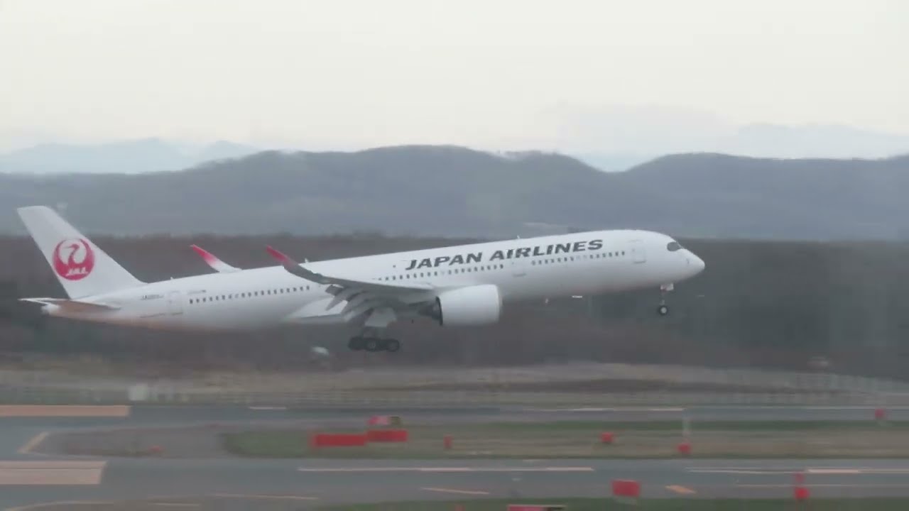 ２０２５年５月２日  新千歳空港 強風の中着陸する上下左右にゆらぐ航空機＆全日空ANA機ゴーアラウンド＆青森県八戸市上空通過のすばらしい美しすぎる日本航空JAL機A350-900映像